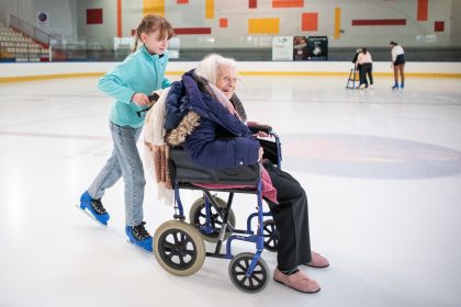 Des résidents d&rsquo;un Ehpad partagent la glace avec de jeunes patineurs à Limoges