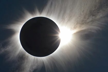 Une astrologue effrayée par l&rsquo;éclipse tue son conjoint et jette ses enfants sur l&rsquo;autoroute