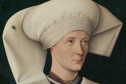 Pourquoi cette dame a-t-elle une mouche posée sur sa coiffe ?