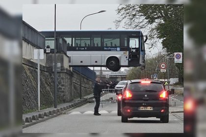 Meaux: un bus à moitié suspendu dans le vide, après une sortie de route