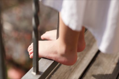 Alès: ivre, la grand-mère enferme les enfants sur un balcon, sa petite-fille chute du 3e étage