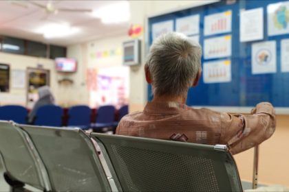 « Pas d&rsquo;oreiller, pas de couverture »: admis aux urgences pour un risque d&rsquo;AVC, il attend 48 heures dans un couloir