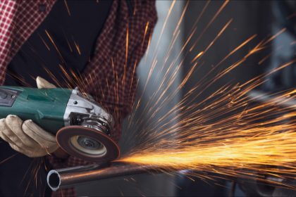 Béziers: il découpe un obus à la meuleuse électrique… qui explose sur son lieu de travail