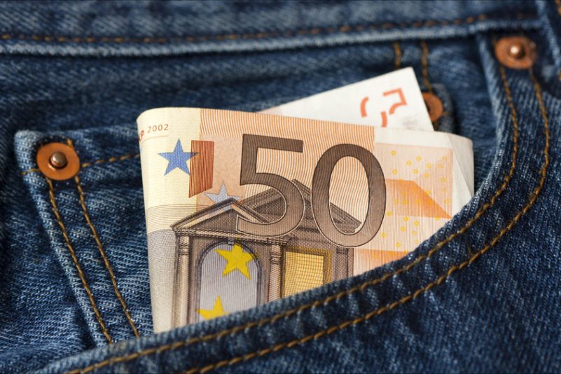 Attention à l&rsquo;arnaque du billet de 50 euros sur le pare-brise, une escroquerie qui peut vous coûter cher