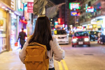 Elle confie sa fille de 9 ans à un quasi inconnu pour aller faire la fête: excédé, il met la fillette à la rue