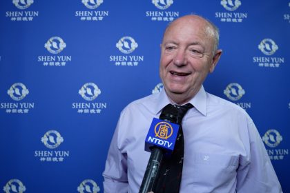 Voir Shen Yun, pour « prendre un peu de toutes les morales apportées et devenir de nouveaux humains », selon un ancien chimiste