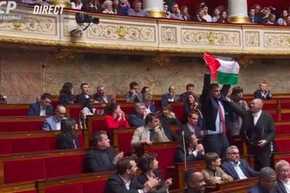 Assemblée : un député LFI brandit un drapeau palestinien, la séance suspendue