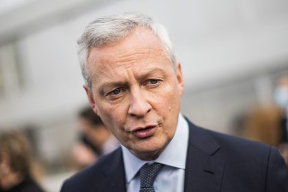 Bruno Le Maire, conduisant son véhicule personnel, percute un cycliste ayant grillé un feu rouge