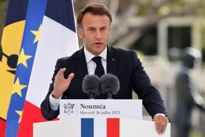 Déplacement d&rsquo;Emmanuel Macron en Nouvelle-Calédonie : après les erreurs commises, « une manière de sortir par le haut de (la) situation de crise »