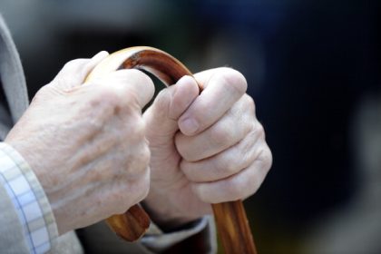 L’AG2R La Mondiale refuse le versement de l’indemnité mensuelle à Jean, 99 ans et dépendant