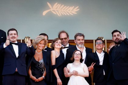 Artus et l&rsquo;équipe de « Un p&rsquo;tit truc en plus » ovationnés à Cannes