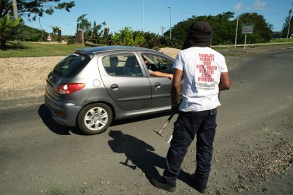 Un mort en Nouvelle-Calédonie, tué par un policier pris à parti avec son collègue par une quinzaine d&rsquo;individus