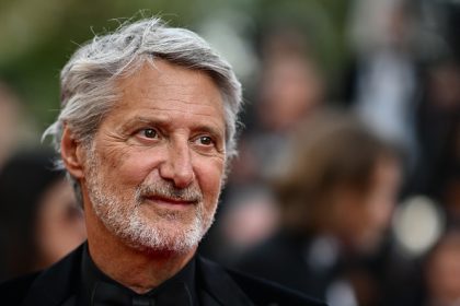 « Vieux » : Antoine de Caunes, trublion de la télé et des médias, lance un magazine manifeste