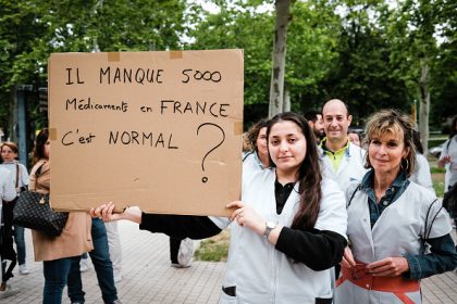 Grève massive des pharmacies en France, des milliers de manifestants dans la rue
