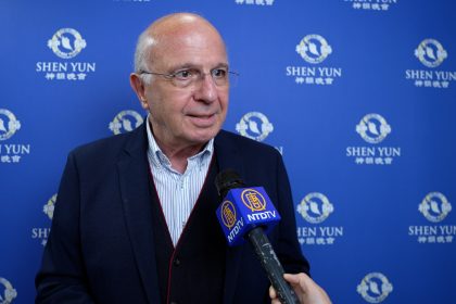« Vous nous emmenez vers ce monde de spiritualité et de compréhension de l’univers », a déclaré un avocat à propos de Shen Yun
