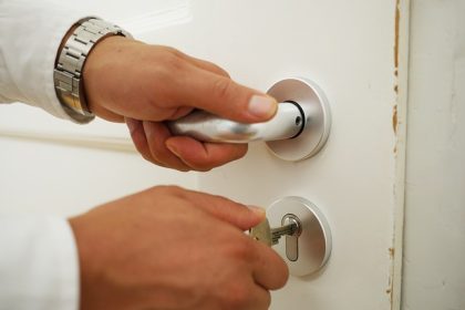 Haute-Garonne: elle aide son neveu en l’accueillant chez elle, il profite de son absence pour changer toutes les serrures