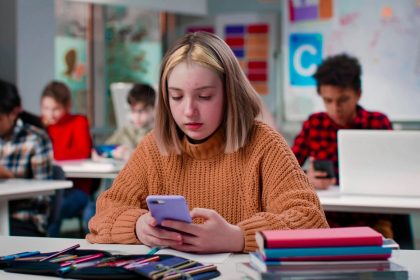 L&rsquo;interdiction des téléphones portables à l&rsquo;école n&rsquo;aurait des résultats positifs que chez les filles, selon une étude norvégienne