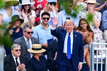 Trump assiste à la remise des diplômes de son fils Barron, un juge ayant finalement autorisé ce déplacement