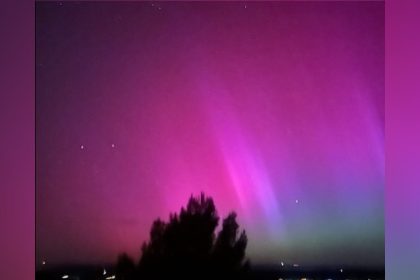 Des aurores boréales observées dans toute la France : les images d&rsquo;une nuit magique aux teintes de rose et de mauve