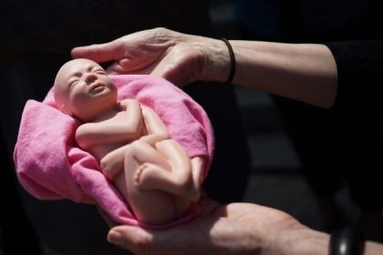 Inscription de l&rsquo;avortement dans la constitution, ou comment dire adieu à notre humanité