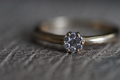 « Un moment merveilleux » : elle retrouve sa bague de fiançailles, perdue 54 ans plus tôt dans un champ