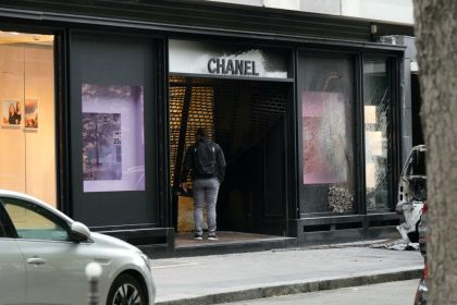 Braquage chez Chanel : quatre suspects ont enfoncé une vitrine à la voiture-bélier