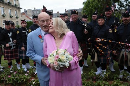 Harold, vétéran américain de 100 ans, et sa fiancée Jeanne se sont dit « oui » à Carentan
