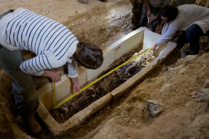Eure-et-Loir : un sarcophage, scellé depuis plus de 15 siècles, ouvert par des archéologues dans une église