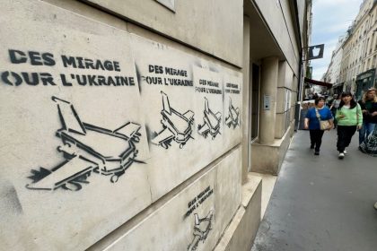 Paris : deux Moldaves qui auraient été payés pour taguer des cercueils ont mis en examen et incarcérés