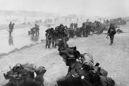 D-Day: 80 ans après, il rend hommage au père De Naulois, aumônier du commando Kieffer