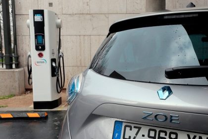 Sa voiture électrique explose et s’enflamme, provoquant l’incendie de sa maison