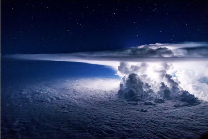 Un pilote photographe de tempêtes capture des images époustouflantes des orages les plus intenses à 12.000 mètres d&rsquo;altitude