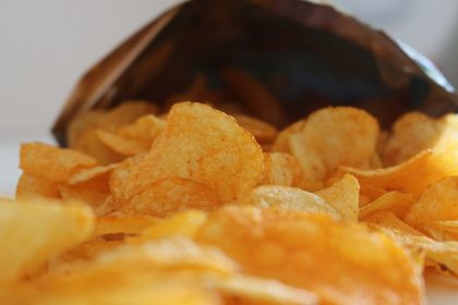 Chips, lardons, sauces au goût fumé artificiel, bientôt interdits à la vente