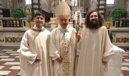 « Le début d&rsquo;un nouveau chemin »: un ancien policier et un ancien guitariste punk ordonnés prêtre en Italie