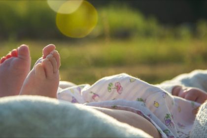 Texas  : un couple de promeneurs sauve un nouveau-né laissé en pleine canicule dans la rue avec son cordon ombilical