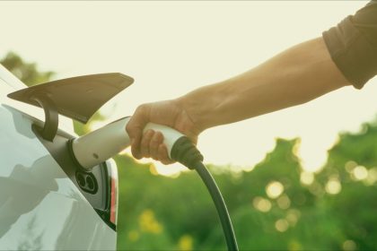 Pas-de-Calais  : une voiture électrique s&rsquo;enflamme devant une maison, un pompier blessé