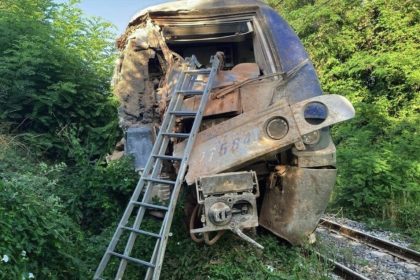 L&rsquo;avant d&rsquo;un TER fortement endommagé après avoir déraillé dans les Pyrénées-Orientales