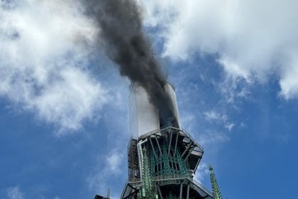 L&rsquo;incendie sur la flèche de la cathédrale de Rouen « maîtrisé »
