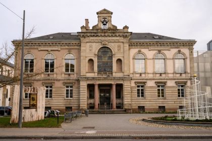 Alsace : menacé et traité de « collabo » par cinq colleurs d&rsquo;affiche, un maire LR porte plainte