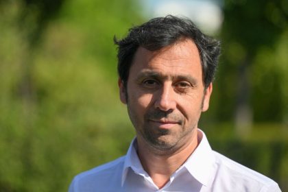 Le député LFI Rodrigo Arenas veut abroger la circulaire interdisant l&rsquo;abaya à l&rsquo;école