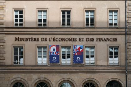 La chute du gouvernement français « réduit la probabilité d&rsquo;une consolidation des finances publiques »