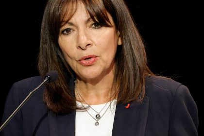 Anne Hidalgo demande aux candidats arrivés 3e position à « se retirer » pour faire barrage au RN