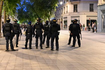 Législatives : craignant les désordres de « l&rsquo;ultra gauche » et de « l&rsquo;ultra droite », 30.000 policiers et gendarmes sont mobilisés pour le second tour