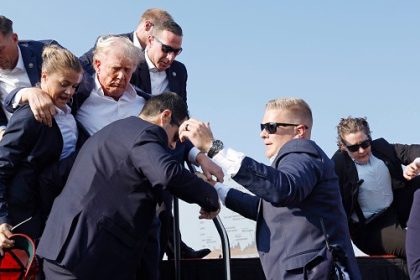 Donald Trump blessé mais sain et sauf, un spectateur et un assaillant morts après une fusillade lors d&rsquo;un rassemblement