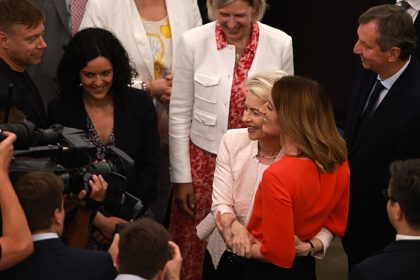 Accolade entre Manon Aubry et Ursula von der Leyen : le RN tacle l’Insoumise qui se défend