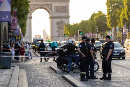 « Je leur ai dit &lsquo;Je ne veux pas mourir&rsquo; » : le policier blessé près des Champs-Élysées témoigne