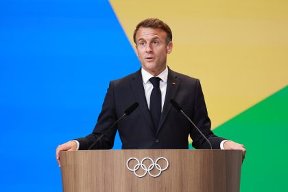 Emmanuel Macron temporise sur le gouvernement le temps des JO-2024 et balaie la candidature surprise de la gauche