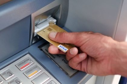 Comment retirer de l&rsquo;argent au distributeur sans sa carte bancaire