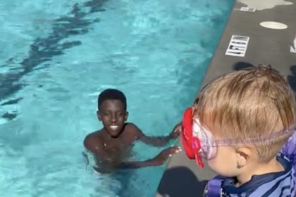 À deux ans, il en appelle à la foi pour trouver le courage de sauter à l&rsquo;eau