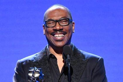 Analyse d&rsquo;experts : comment l&rsquo;évitement de la drogue par Eddie Murphy au début de sa carrière témoigne de sa résilience